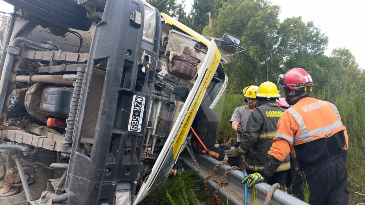 Intenso operativo para rescatar a un camionero que volcó en el ingreso a Corcovado