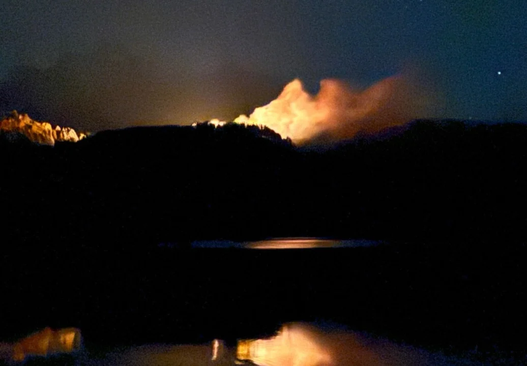 Nuevo incendio en el Parque Nacional Los Alerces: brigadistas combaten el fuego en la zona sur