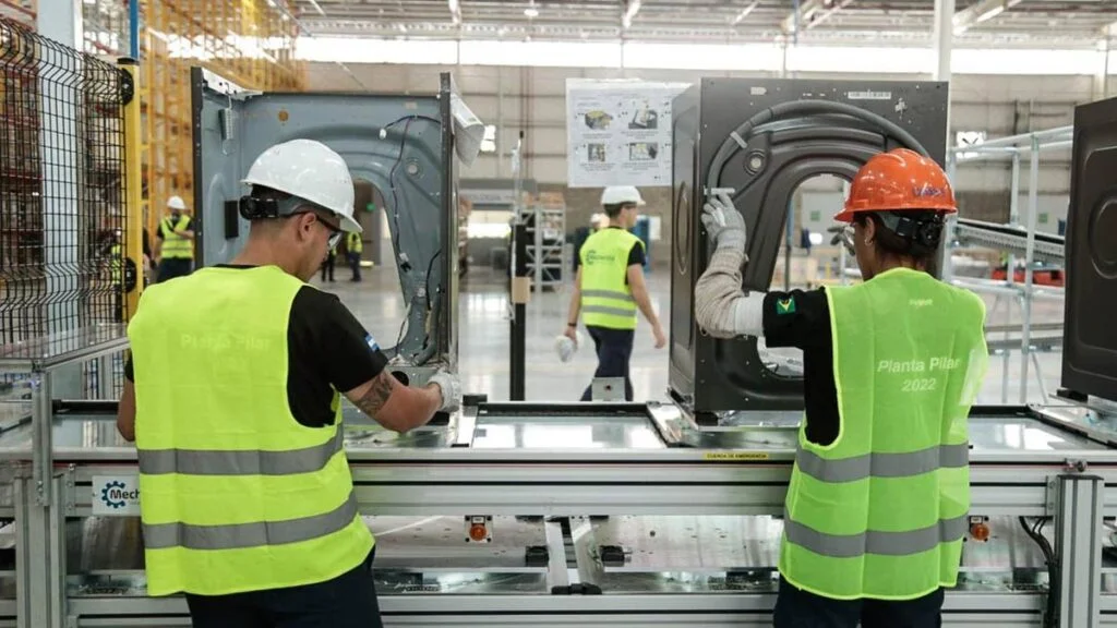 Informe de la UBA alerta por una fuerte caída de la industria argentina