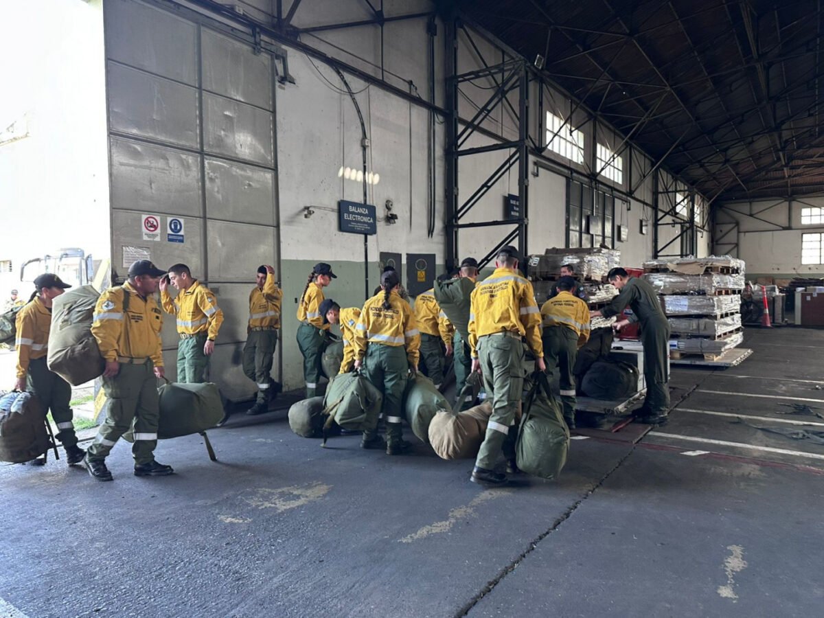 Incendios en Esquel: brigadistas de la Armada Argentina ya combaten el fuego en el norte de la ciudad