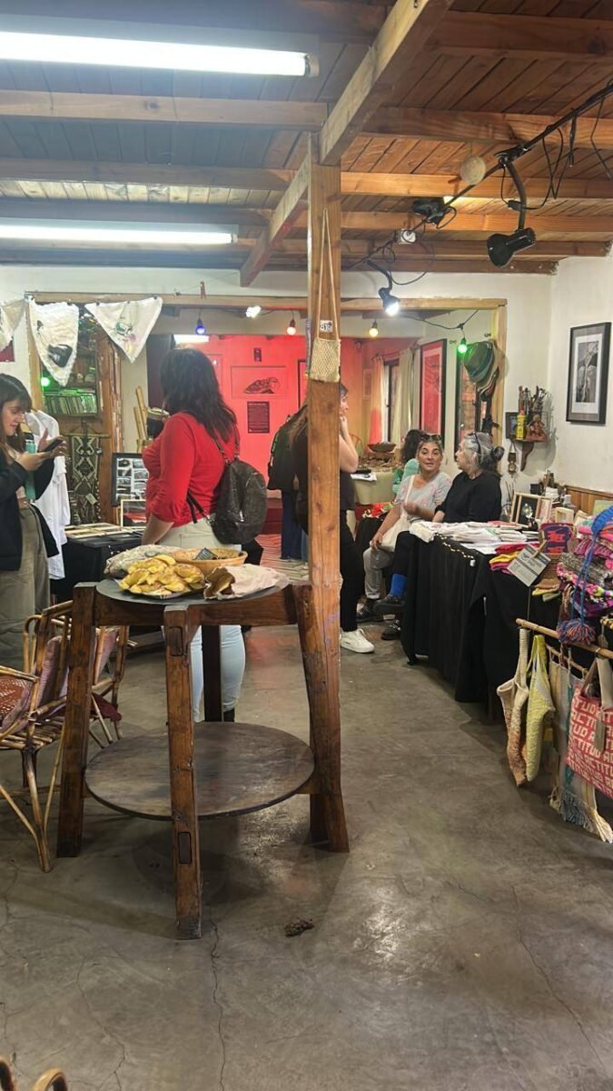 Feria de arte en Esquel: exposición y música este sábado en Cofradía Arte Sur