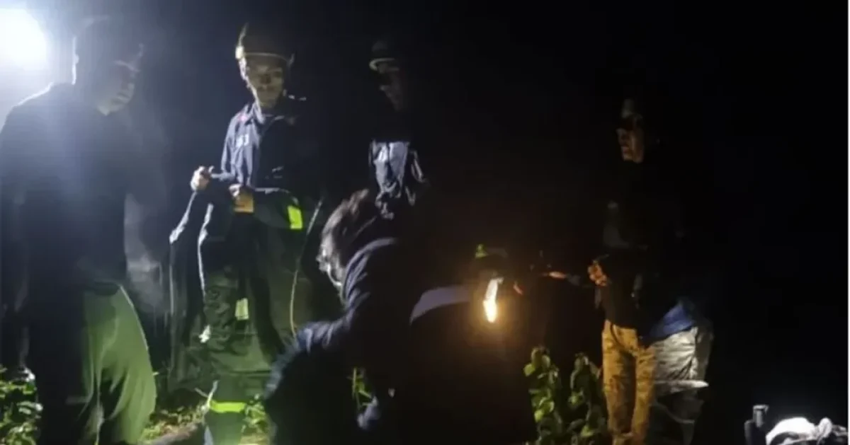 Rescate en Hielo Azul: asistieron a turistas en plena alerta por lluvias