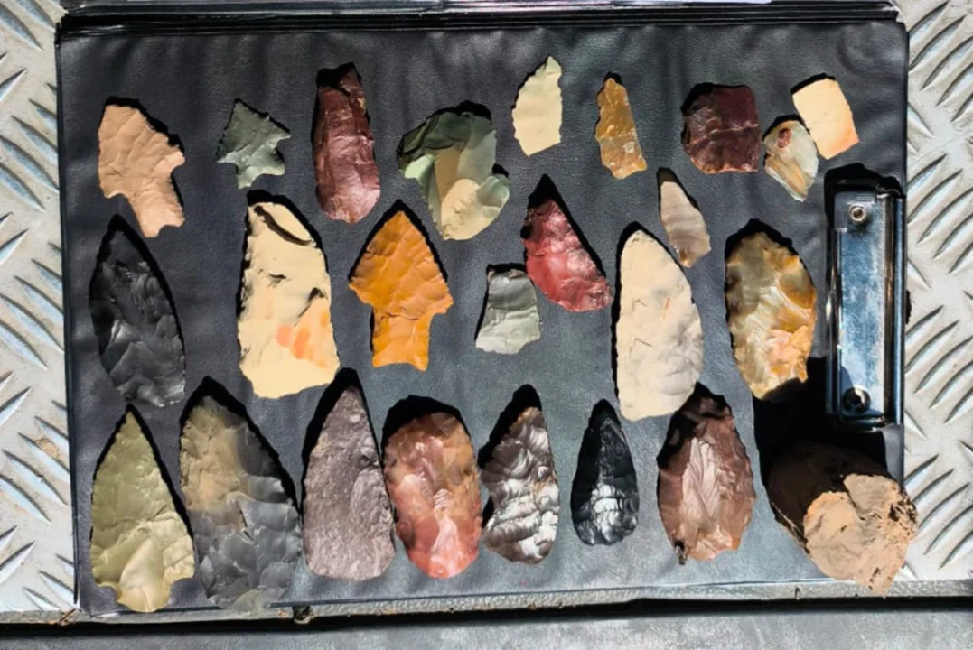 Gendarmería secuestró 24 puntas de flecha de pueblos originarios y madera fosilizada en un control a un ómnibus