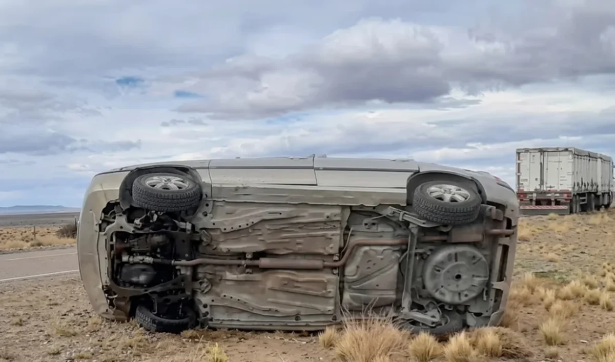 Tragedia en la Ruta 40: un hombre murió y una mujer resultó herida tras un vuelco cerca de Gobernador Costa