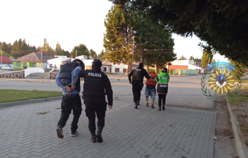 Esquel: padre e hijo fueron detenidos tras dar positivo en alcoholemia, atacar una comisaría y dañar un móvil oficial