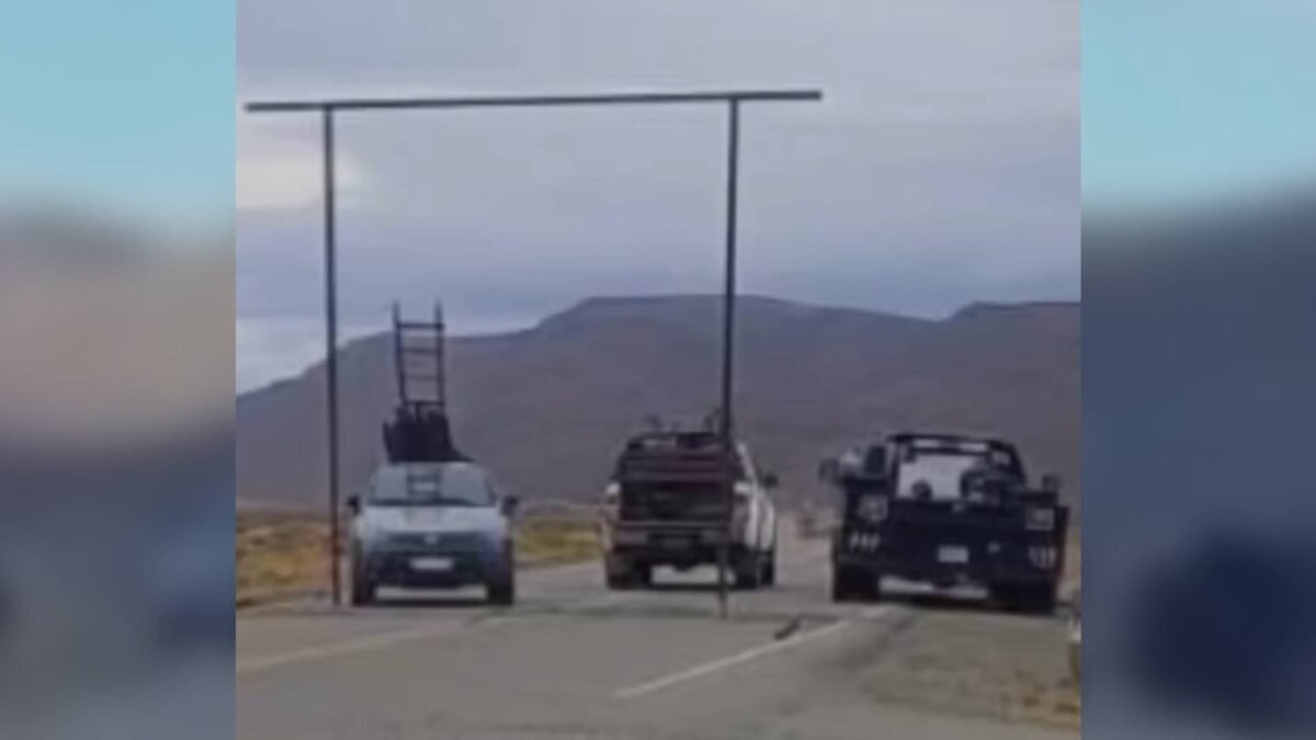 Polémica en Chubut: denuncian que instalaron una portada en plena Ruta 12