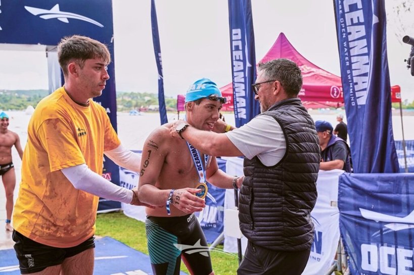 Orgullo esquelense: Axel Alarcón clasificó al Mundial de natación Oceanman