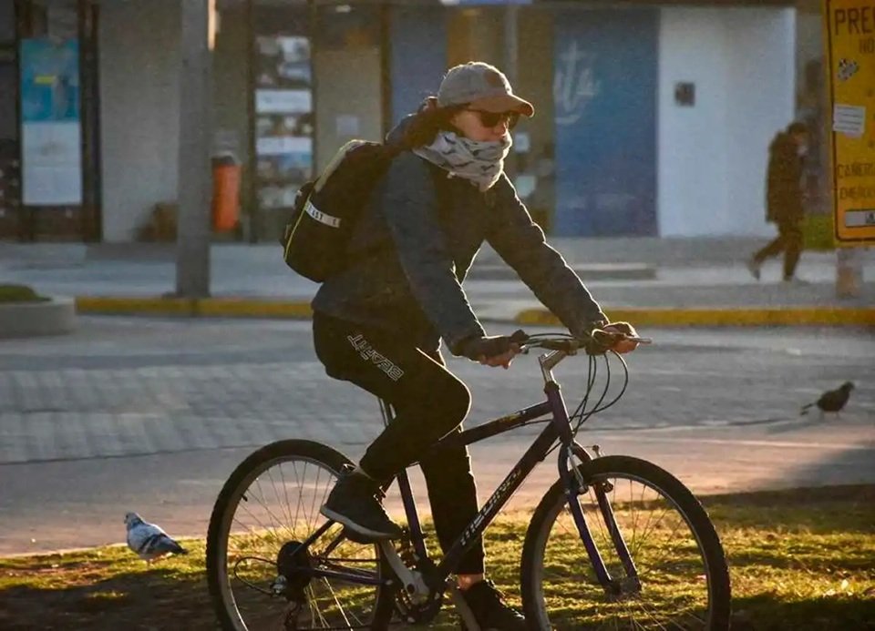 Esquel bajo agua y nieve: jornada invernal con temperaturas mínimas de 1°C