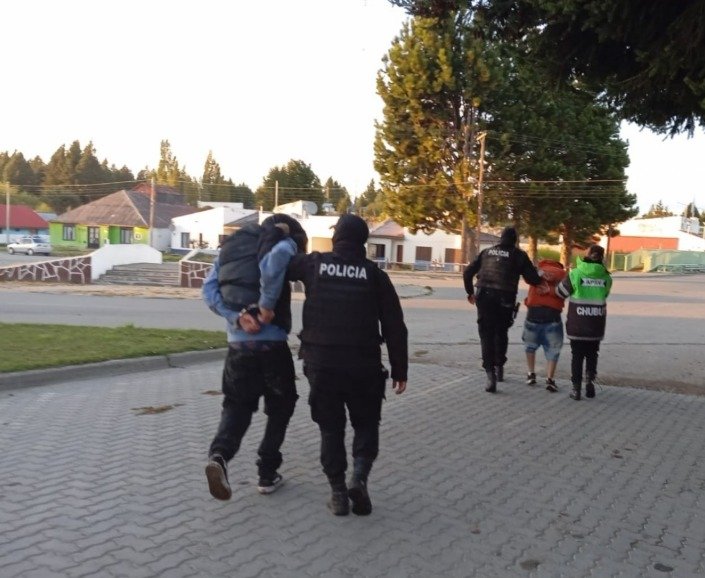 Violento episodio tras un test de alcoholemia: padre e hijo atacaron la comisaría a piedrazos