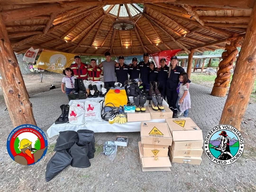 Brigadistas de Lago Puelo recibieron donaciones del Grupo Scout local