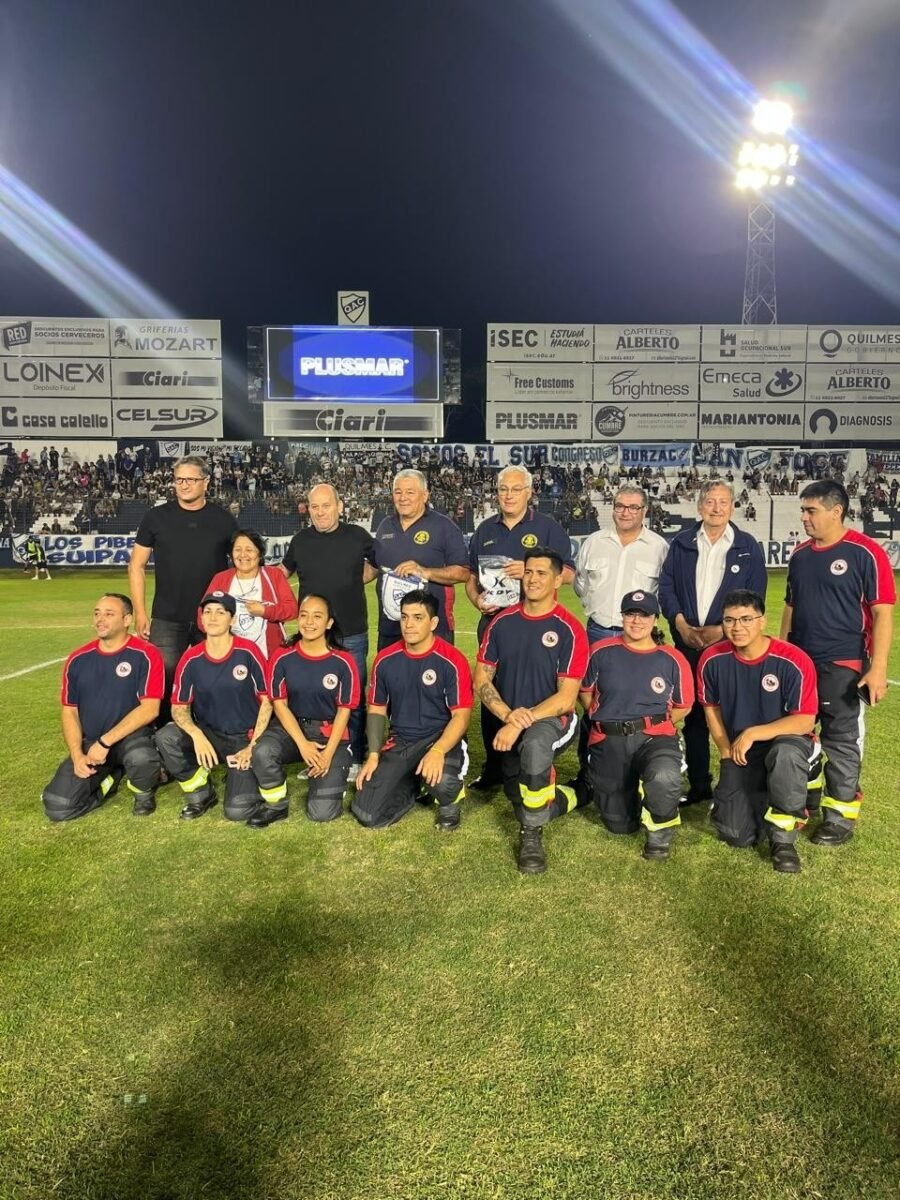 Ovación de pie: El Estadio de Quilmes reconoció la valentía de los Bomberos de Esquel