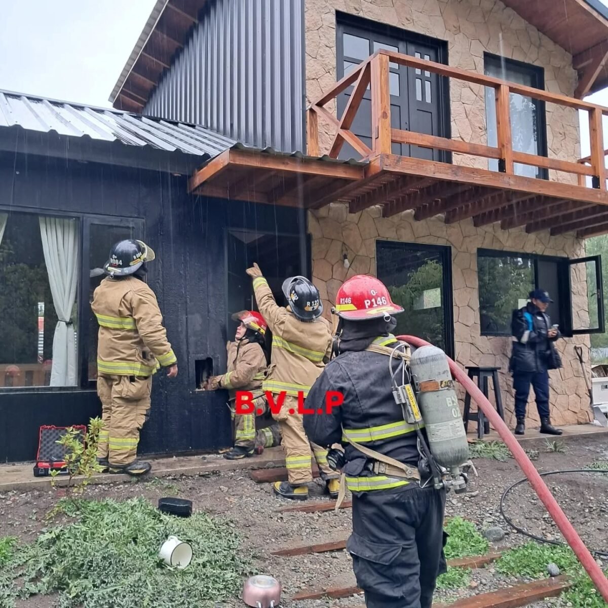 Bomberos de Lago Puelo sofocaron un incendio en Villa del Lago