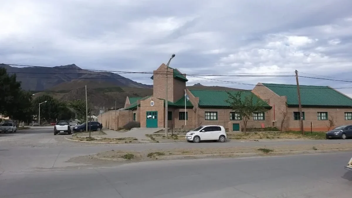 Pelea entre internos en la Comisaría Segunda de Esquel: un detenido sufrió fractura en la mano