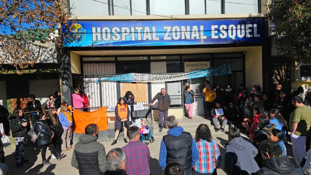 Protesta en el Hospital de Esquel: trabajadores de la salud realizaron un abrazo simbólico y reclamaron mejoras
